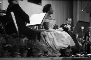 Donaueschingen: Donaueschinger Musiktage; Stadthalle; Gloria Davy singt Arie von Hans W. Henze, sitzend