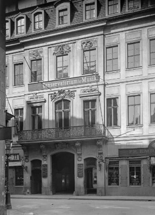 Palais Hoym (Harmoniegebäude) : Dresden-Altstadt, Landhausstraße 11. Palais Hoym (Harmoniegebäude). Teilansicht der Hauptfassade mit Eingang, Fotografie um 1925
