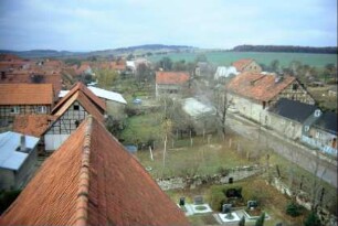 Kirchhof mit Mauer, Häuser, Höfe, Straße vom Kirchturm aus gesehen