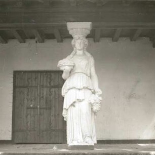 Saßleben. Landschaftspark. Inselpavillon (1927). Karyatide mit Obstschale und Weintraube