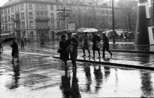 Basel: Fußgänger im Regen