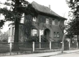 Dresden-Bühlau, Weißenberger Straße 5. Villa (1929; O. Wanka). Straßenansicht mit Einfriedung