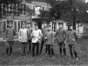 Erster Weltkrieg : Gruppenportrait deutscher Militärs höherer Ränge vor einem Haus