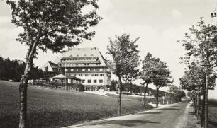 Altenberg, Berghof "Raupennest", Ansicht von Süden mit der Straße nach Zinnwald