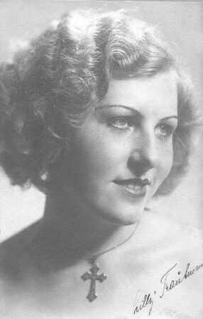 Lilly Trautmann (um 1912-nachgewiesen 1974; Sängerin). Fotografie (Weltpostkarte mit Autogramm recto) von Atelier Kesenbauer, wohl vor 1936