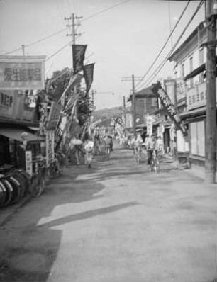 Ladenstraße in Sapporo : Ansicht mt Radfahrer