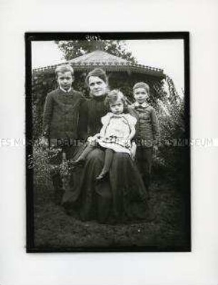 Frau Jung mit ihren Kindern in Rathenow
