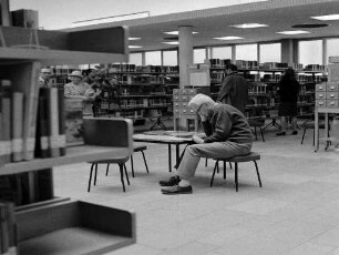 Rege Nutzung der Stadtbibliothek am Marktplatz.