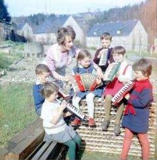 Kinder musizieren mit Instrumenten aus dem VEB Klingenthaler Harmonikawerke