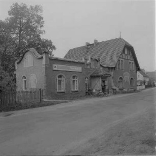 Niesky-See, Niederschlesischer Oberlausitzkreis. Wohnhaus (Dombrauerei) mit Laden, An der Kirche 1 (erb. um 1905). Straßenansicht
