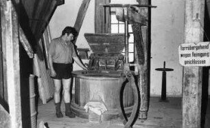 Triebischtal-Garsebach. Schleif- oder Mittelmühle, Reinhard Müller am alten Mahlgang
