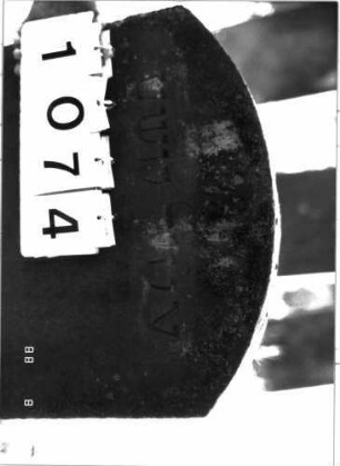 Grabstein 1074 (Index: 100098820) Maße HxBxT: 109x58x9 cm: Grabstein 1074 (Detailaufnahme)