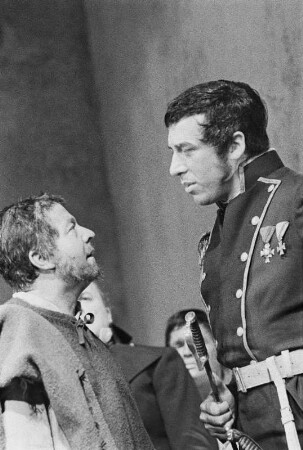 Szenenbilder aus "Montserrat" von Emmanuel Roblès (Bühnenbild: Heinrich Kilger). Kammerspiele (Deutsches Theater) Berlin, 20.06.1957 : Mit Walter Lendrich, Adolf Peter Hoffmann als Geistlicher u. a