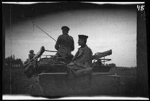 bei Landshut (?): Oberstleutnant Dietrich hinter dem Kutscher auf einer Kutsche (Seitansicht)