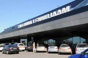 Airport in Tallinn : Aussenansicht des Internationalen Flughafens. Aufgenommen in Tallinn im April 2008