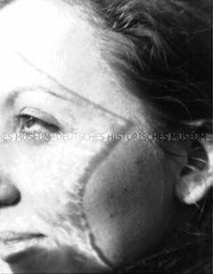 Profilansicht einer jungen Frau mit geschminkten Gesicht (Altersgruppe 18-21G)