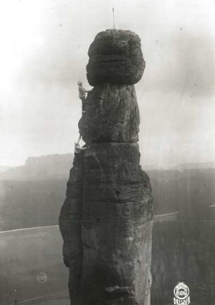 Sächsische Schweiz, Gebiet der Steine. Barbarine am Pfaffenstein. Oliver Perry-Smith, Rudolf Fehrmann und Toni Hoyer bei der 2. Besteigung des Alten Weges (VI)
