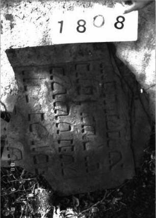 Grabstein 1808 (Index: 100096445) Zustand: Fragment Beschreibung: Fragment: Grabstein 1808A