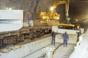 Stuttgart Vaihingen S-Bahn-Tunnel Verladung Betonschwellen Bauarbeiter Drehkran