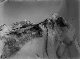 Eiseinschlüsse : Ein Eisberg mit eingeschlossenen Partikeln.