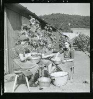 Arbeitsmaiden beim Kartoffelschälen in einem Lager des Reichsarbeitsdienstes in Metz