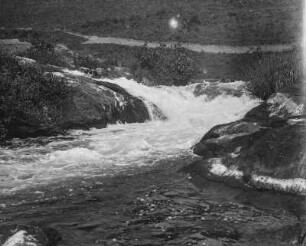 Stromschnellen und Wasserfall : Stromschnellen und Wasserfall eines Flusses im Norden von Ruanda