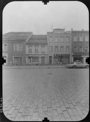 Großenhain, Frauenmarkt 12/8. Wohnhäuser mit Läden. Straßenfront