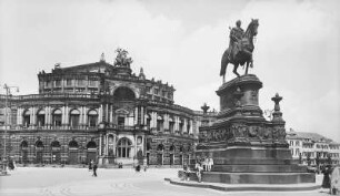 Dresden-Altstadt. Theaterplatz mit Reiterdenkmal König Johanns. . Blick zum Opernhaus