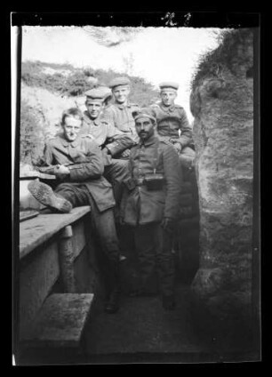 Soldaten im Schützengraben; darunter Leutnant Baumgarten, Theodor (Gruppenbild)