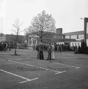 Alfred-Rust-Realschule: Wulfsdorfer Weg: Rückfront: Schüler auf dem Schulhof