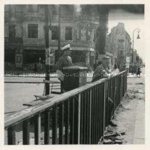 Die erste funktionierende Verkehrsampel nach dem Krieg in der Frankfurter Allee Ecke Bersarinstraße