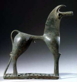Statuette eines Pferdes in geometrischem Stil. Mit Gravierung. Basis durchbrochen