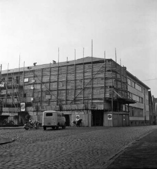 Kreissparkasse Stormarn: Markt: Hauptstelle: Gebäudetrakt am Markt während Umbau, rechts Erweiterungsbau in Hagenstraße fertiggestellt: mit Gerüsten, Leitern, Bauzaun, Handwerker auf Dach: davor Markt mit Kopfsteinpflaster, Kleintransporter, Motorräder, Frau an Fahrrad: vorne Hagenstraße