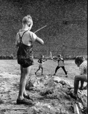 Jungen spielen Krieg am Ruinenplatz