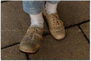 Füße mit Halbschuhen (Sonderthema: Kleider machen Leute)