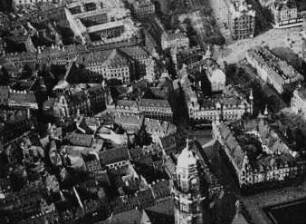 Szene aus dem Dokumentarfilm "Flugbetrieb auf dem Flugplatz Dresden-Kaditz": Altstadt, im Vordergrund der Turm des Rathauses