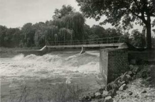 Wehr Großzschocher (Schönen), 18. Juli, 1 Woche nach Höchststand, Hochwasser Juli 1954