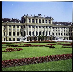 Schönbrunn: Schloss, Mitteltrakt mit Blumenbeet