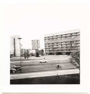 Hansaviertel Grünflächen Hansaplatz. Interbau Berlin 1957: Blick über die Altonaerstraße Richtung Hansaplatz, Niemeyer-Haus