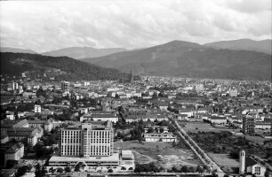 Freiburg: Gesamtansicht, Kliniken von Westen mit Stadt, Hintergrund