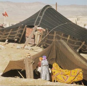 Heiratsmarkt der Berber : Typische Berberzelte auf dem Heiratsmarkt der Berber in Imilchil im Hohen Atlas.