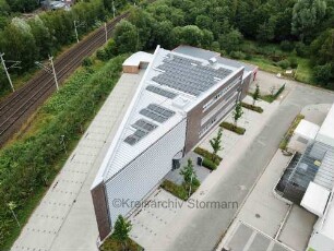 Bad Oldesloe: Luftbild Richtung Osten: Gebäude der Amtsverwaltung Bad Oldesloe-Land, rechts Louise-Zietz-Straße, links Bahngleise