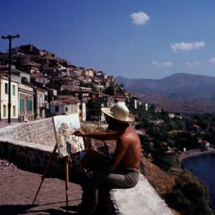 Lesbos. Mithymna. Athener Akademieschüler malt in der Oberstadt die Oberstadt und das Kastron