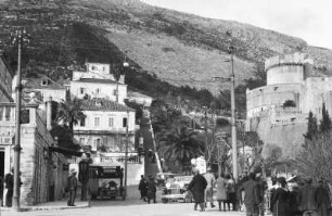 Dubrovnik, Straßenansicht mit Festung Minčeta
