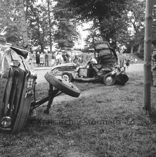 Verkehrsunfall: B 75: Kurve vor Schloss: Cabriolet und Lkw: beschädigtes Cabriolet, umgestürzter Lastwagen, Schaulustige