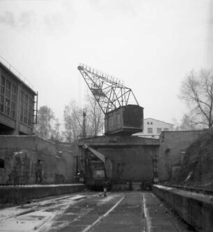 Großenhain, Öhringer Straße 24/26. Gesenk- und Freiformschmiede. Werksgelände (Teilansicht). Ansicht eines Portalkranes
