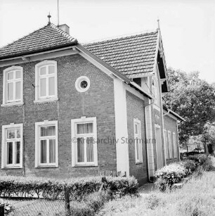 Volksschule: vorn und rechts Hecke: hinten rechts Bäume