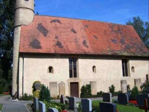 Friedhofskirche (Wüstung Wülfingen) Langhaus von Süden über Giebelseite mit erhaltenen romanischen Fenstern