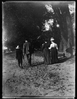 Ohne Titel (Walter, Heinrich, Hulda und Margarete Zille auf einer Wanderung)