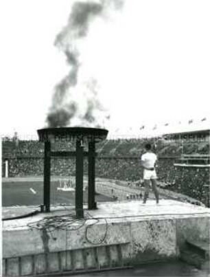 Beim "Acht-Nationen-Sportfest", einer Leichtathletikmeisterschaft der alliierten Soldaten im Olympiastadion